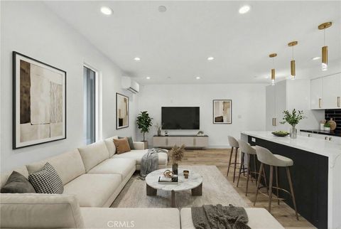 Photo of 7332 Owensmouth Avenue, Canoga Park, CA 91303 (MLS # SR26035005)