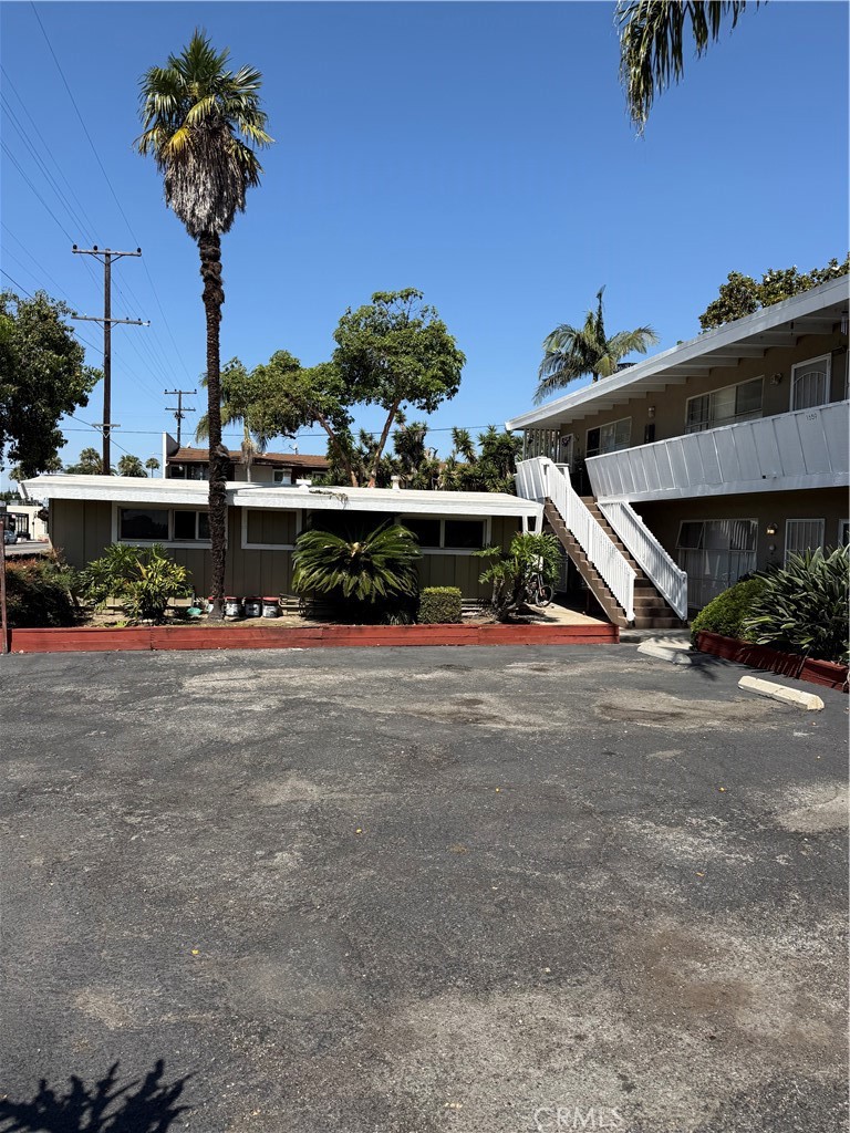 1651 E South