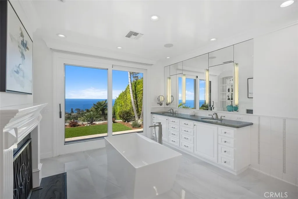Dana Point, California 92629, United States, 4 Bedrooms Bedrooms, ,5 BathroomsBathrooms,Residential,Active,205281