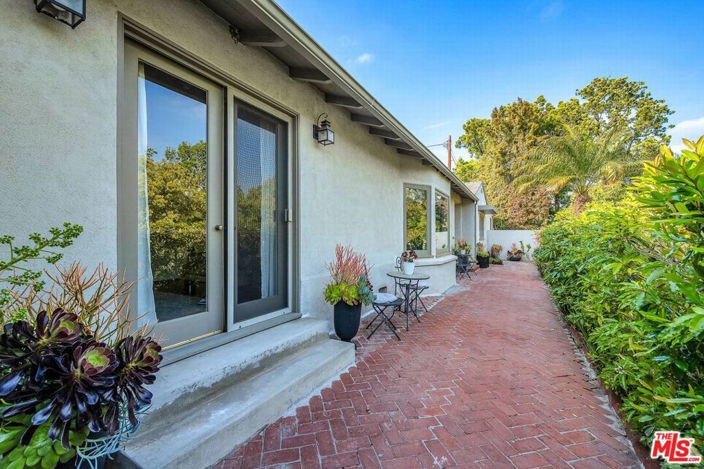 Photo of 10321 Rochester Avenue, Los Angeles, CA 90024 (MLS # 25575603)