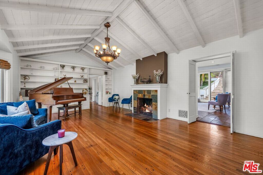 Photo of 10321 Rochester Avenue, Los Angeles, CA 90024 (MLS # 25575603)
