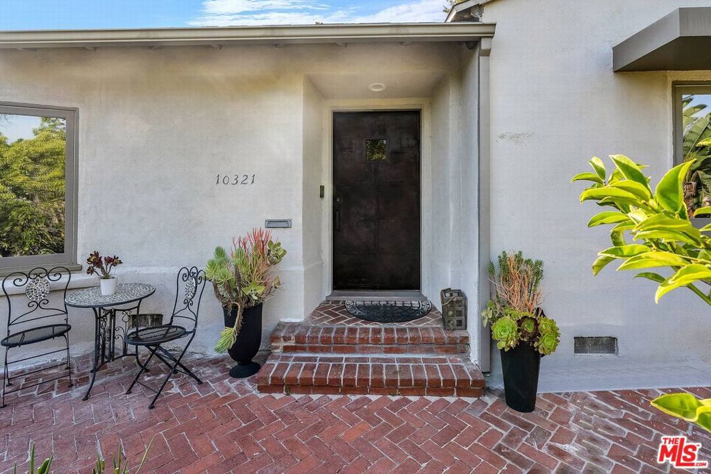Photo of 10321 Rochester Avenue, Los Angeles, CA 90024 (MLS # 25575603)