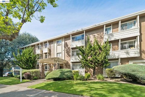 Photo of 1701 Central Ave Ave #R, Alameda, CA 94501 (MLS # 41133348)