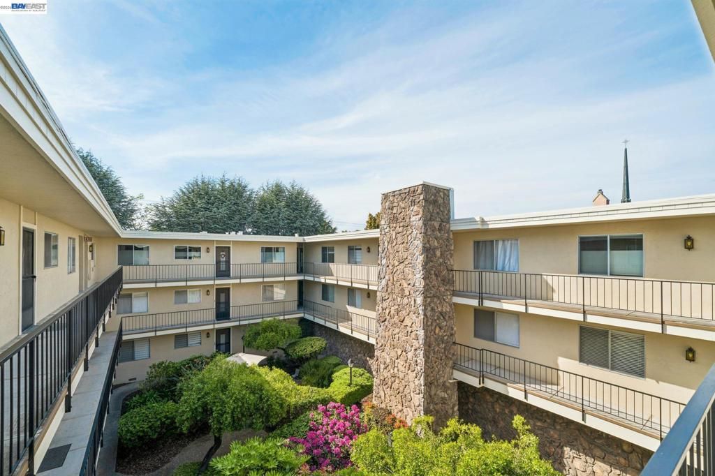 Photo of 1701 Central Ave Ave #R, Alameda, CA 94501 (MLS # 41133348)