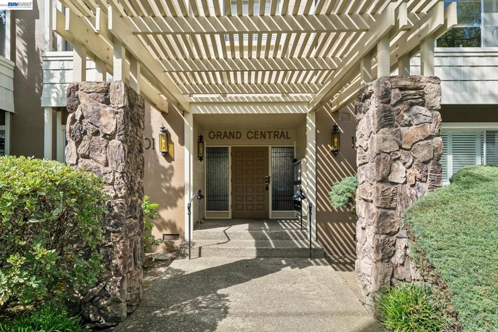 Photo of 1701 Central Ave Ave #R, Alameda, CA 94501 (MLS # 41133348)