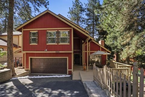 Photo of 31051 Wild Oak Dr, Running Springs, CA 92382 (MLS # SR26074133)