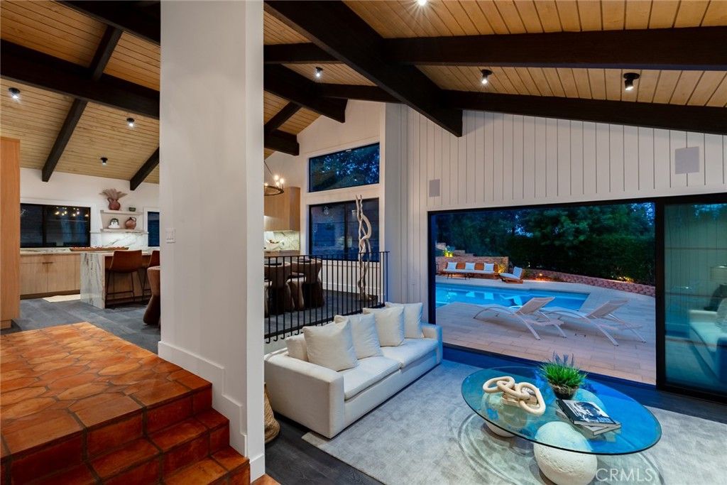 Photo of 4885 Winnetka Avenue, Woodland Hills, CA 91364 (MLS # SR25188552)