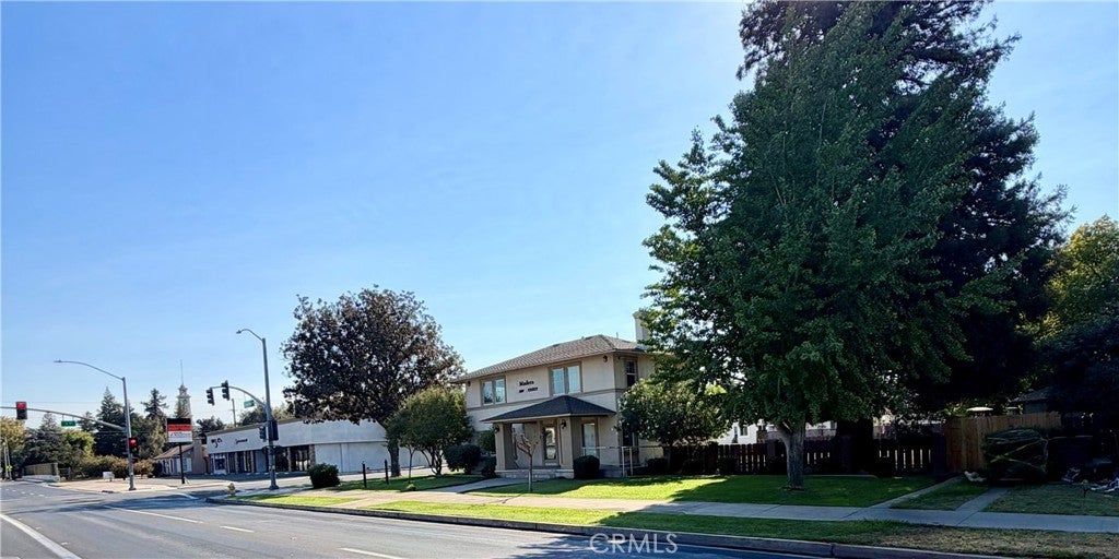 400 W Yosemite Avenue