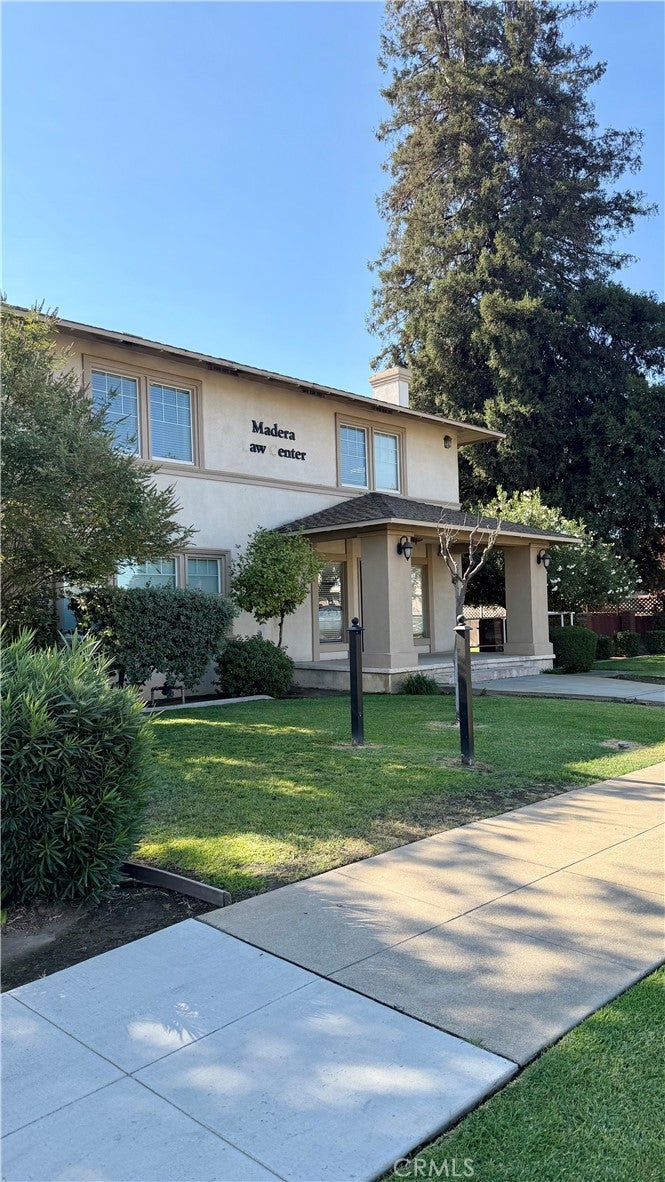 400 W Yosemite Avenue
