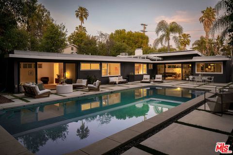 Photo of 4725 Cedros Avenue, Sherman Oaks, CA 91403 (MLS # 26635087)