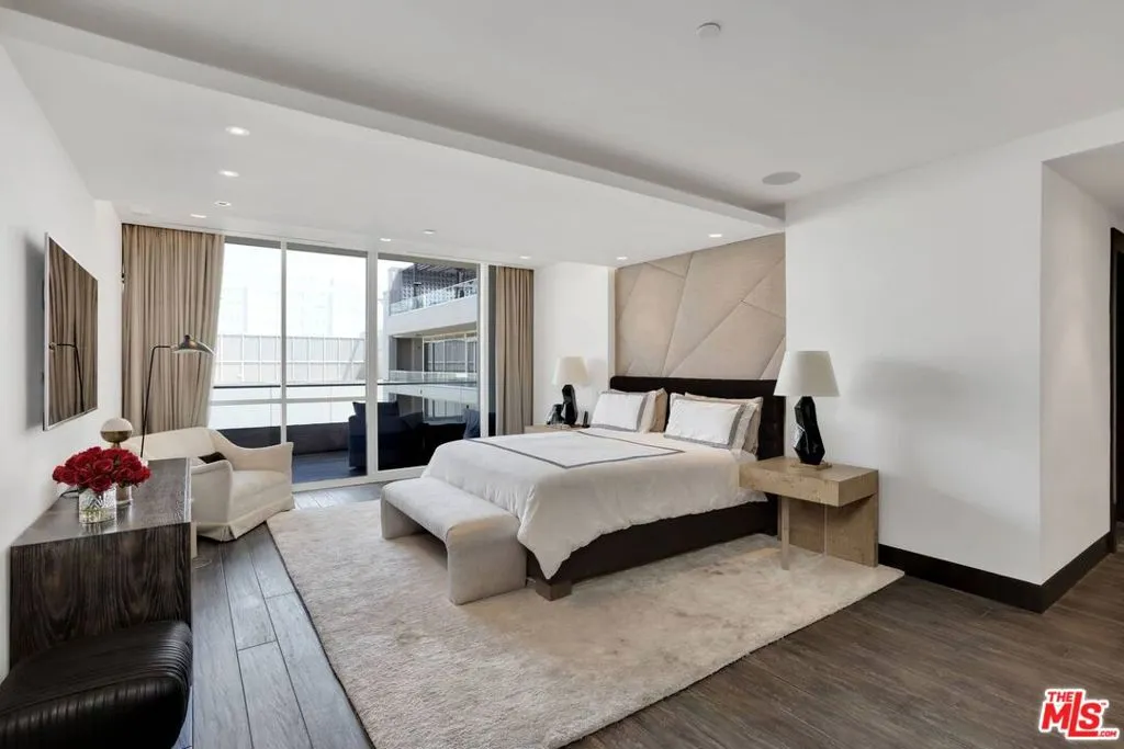 Los Angeles, California 90028, United States, 3 Bedrooms Bedrooms, ,4 BathroomsBathrooms,Residential,Active,71306