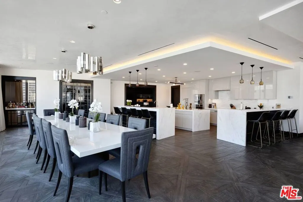 Los Angeles, California 90028, United States, 3 Bedrooms Bedrooms, ,4 BathroomsBathrooms,Residential,Active,71306