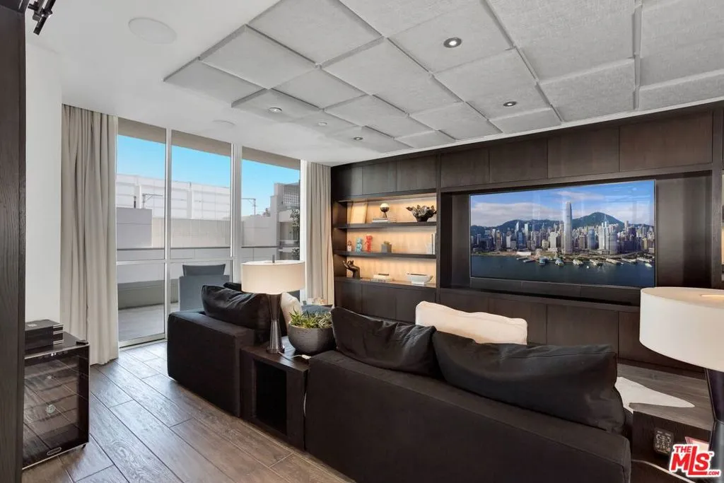 Los Angeles, California 90028, United States, 3 Bedrooms Bedrooms, ,4 BathroomsBathrooms,Residential,Active,71306