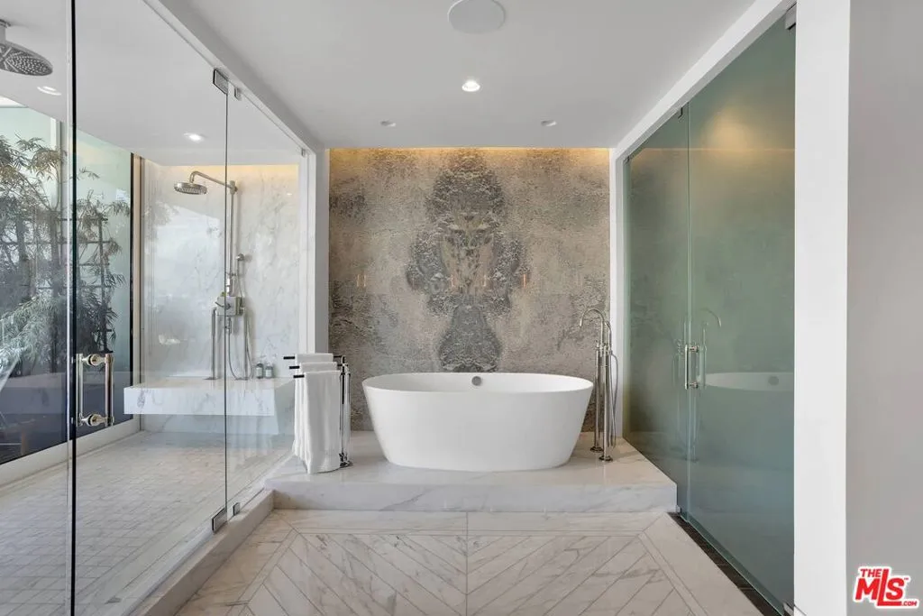 Los Angeles, California 90028, United States, 3 Bedrooms Bedrooms, ,4 BathroomsBathrooms,Residential,Active,71306