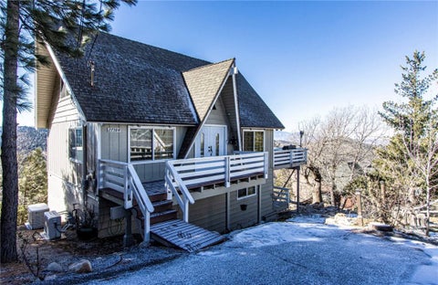 Photo of 27384 Matterhorn DR, Lake Arrowhead, CA 92352 (MLS # SB26212234)