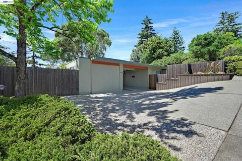 Photo of 5354 Greenridge Rd Rd, Castro Valley, CA 94552 (MLS # 41129872)