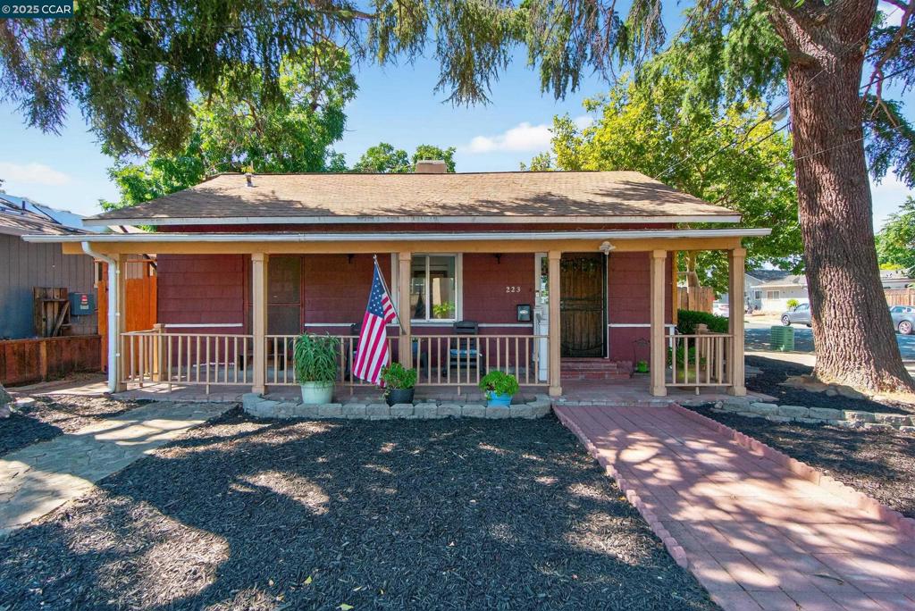 Welcome to this 1909 charmer! Built by a steamboat captain, the home still has the original built-ins, deacon benches, hardwood floors and a parlor, giving a craftsman style in the main living area. Enjoy the tray ceilings, 3 bedrooms, 2 bathrooms, family room and spacious backyard, the possibility for a private guest area or ADU (must verify with City) or whatever you can imagine awaits in this lovely home. Just down a few blocks from the river, where you will find a farmers market, music in the park, holiday events, quaint shops and dining. Close to transportation, freeways, major shopping centers, everything you need and more. A home like this doesn't come on the market often, you must see the details for yourself.