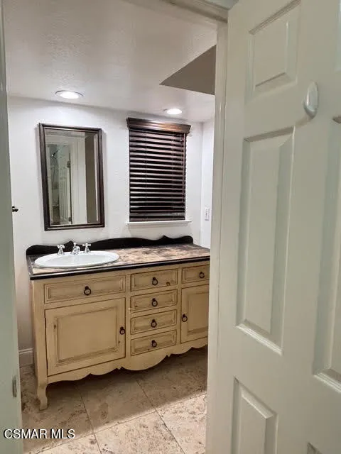 Thousand Oaks, California 91360, United States, 4 Bedrooms Bedrooms, ,2 BathroomsBathrooms,Residential,Pending,249815