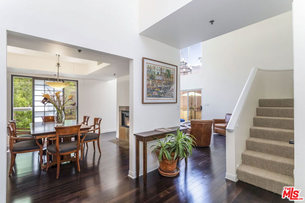 Properties 3 410 S Barrington Avenue 309