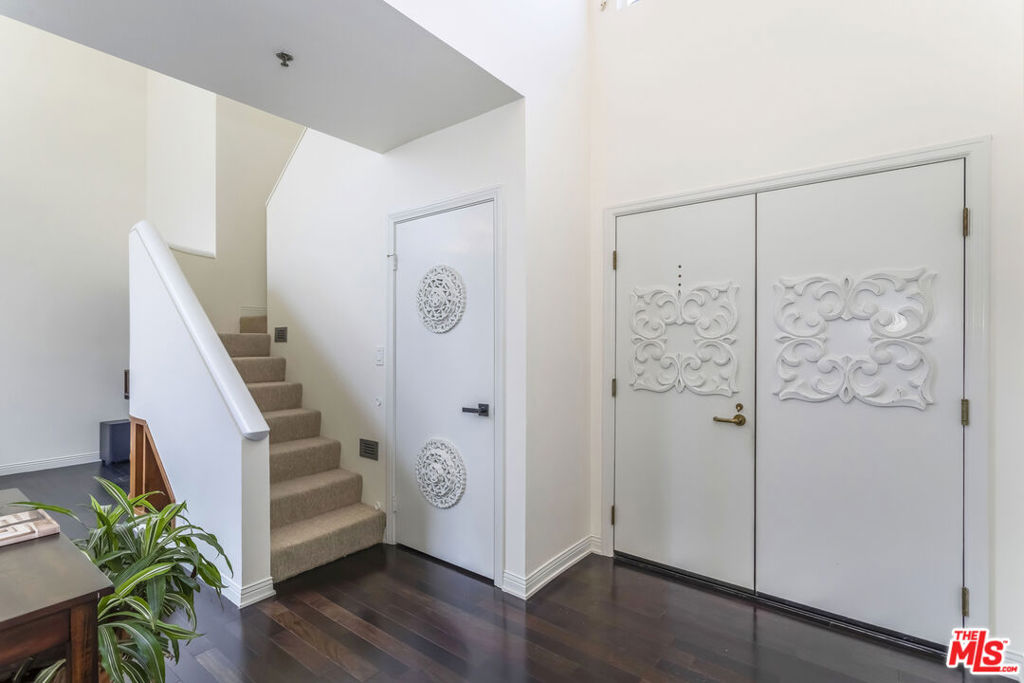 Properties 2 410 S Barrington Avenue 309