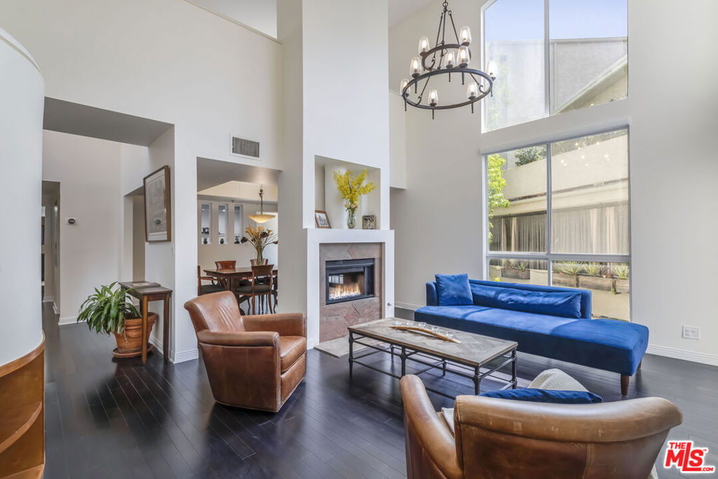 Properties 4 410 S Barrington Avenue 309