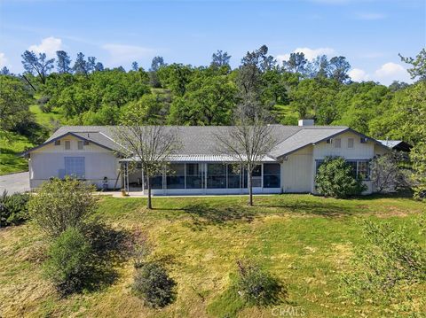 Photo of 31749 Road 400, Coarsegold, CA 93614 (MLS # FR25164282)