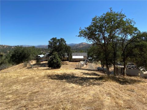 Photo of 31749 Road 400, Coarsegold, CA 93614 (MLS # FR25164282)