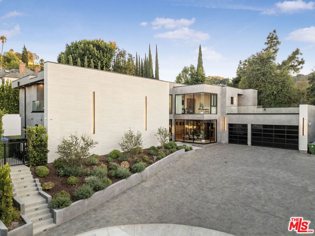 Photo of 4246 Levitt Lane, Sherman Oaks, CA 91403 (MLS # 25609113)