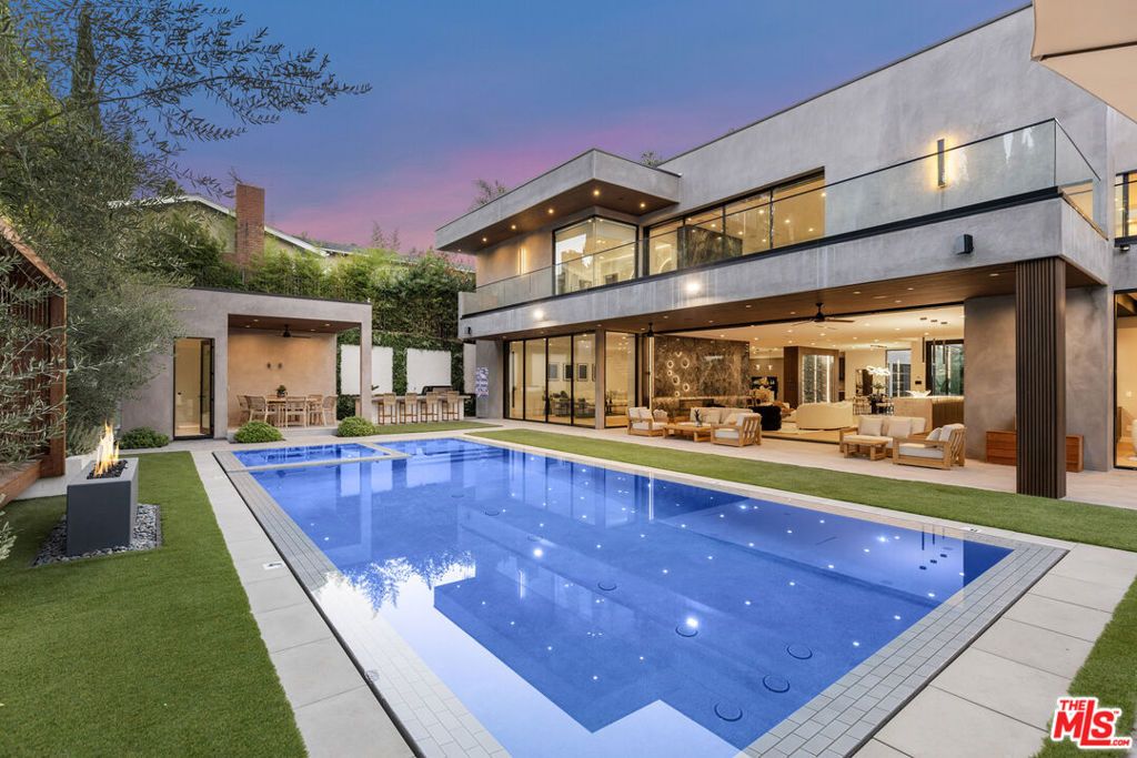 Photo of 4246 Levitt Lane, Sherman Oaks, CA 91403 (MLS # 25609113)