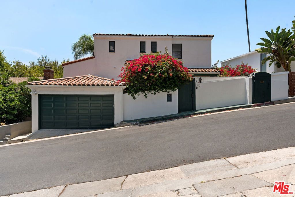 Photo of 7918 Hillside Avenue, Los Angeles, CA 90046 (MLS # 25609471)