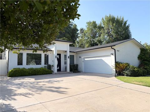 Photo of 7067 Middlesbury Ridge Cir Cir, West Hills, CA 91307 (MLS # SR26093942)
