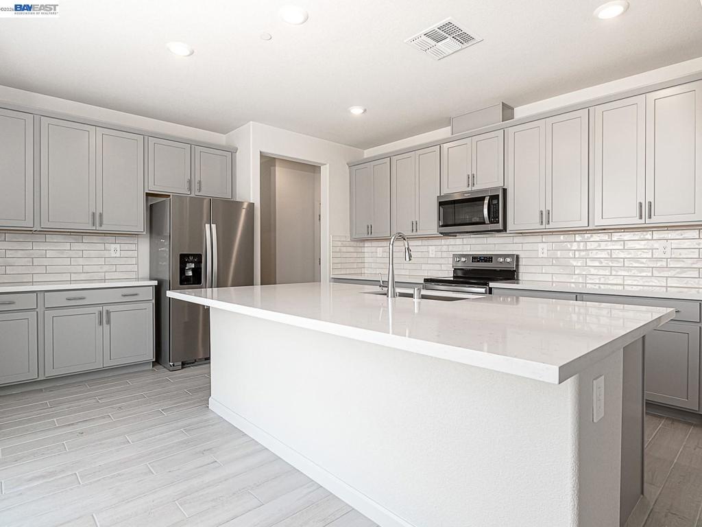 671 671 Channel Circle