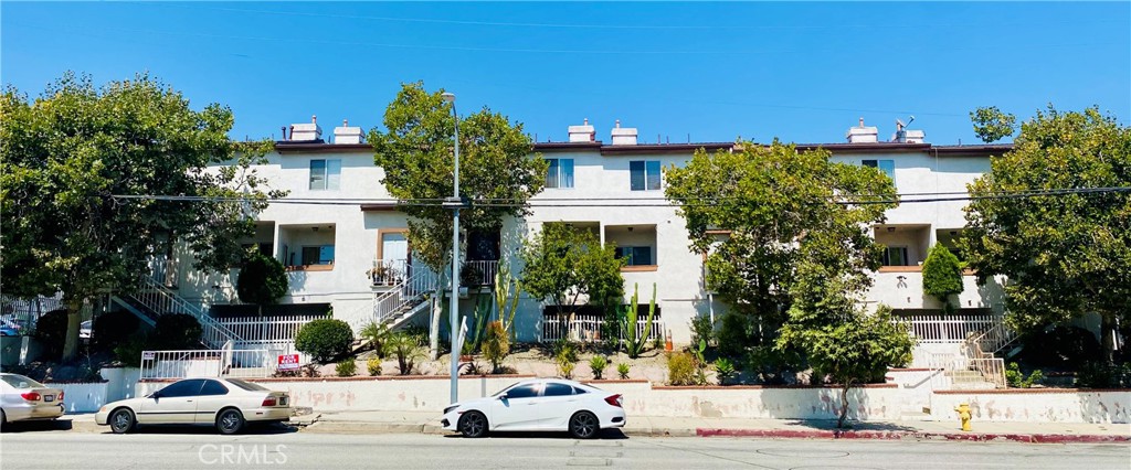 Great 3-bedroom, 2.5-bathroom townhouse located in Sylmar! The property offers easy access to major roads and highways, including the 210 Freeway and the 5 freeway. This property is close to El Cariso Park, Sylmar Recreation Center and local shopping centers.