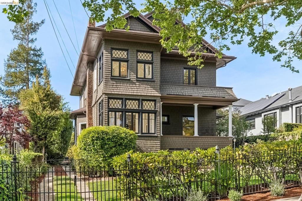 Photo of 1715 Oakland Ave Ave, Piedmont, CA 94611 (MLS # 41128872)