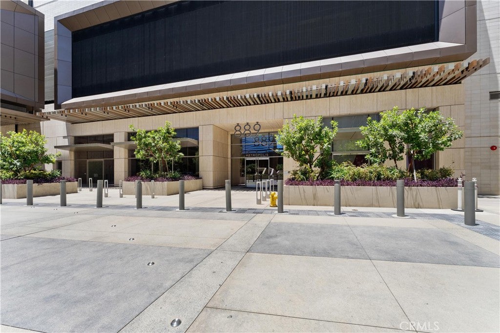 889 Francisco Street 3205
