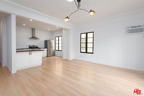 Photo of 409 N Genesee Avenue #2, Los Angeles, CA 90036 (MLS # 26835551)