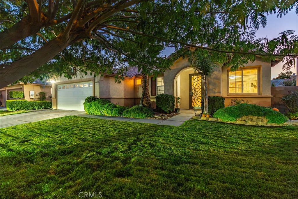 ***LIVE BEAUTIFULLY*** 4 Bedroom Westside Home! Gorgeous Curb Appeal w/ Lush Green Grass, A Mature Tree, And A Desire Screen On The Front Door. Adjoining Formal Living & Formal Dining Room. The Spacious Kitchen Offers Ample Cabinetry, Tile Counters, Stainless Steel Appliances, A Breakfast Nook, And A Center Island That Opens Up To The Family Room w/ Fireplace. The Primary Suite Is A Great Size And Offers A Walk-In Closet, Dual Vanities, And A Separate Tub & Shower. Relax In Your Finished Backyard That Offers A Covered Patio, Plenty Of Grass, Block Walls All Around, And A Storage Shed! Commuter Friendly Home As Its Just Minutes To The Freeway!