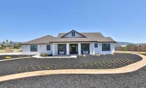 Photo of 920 E Middle Avenue, San Martin, CA 95046 (MLS # ML82044473)
