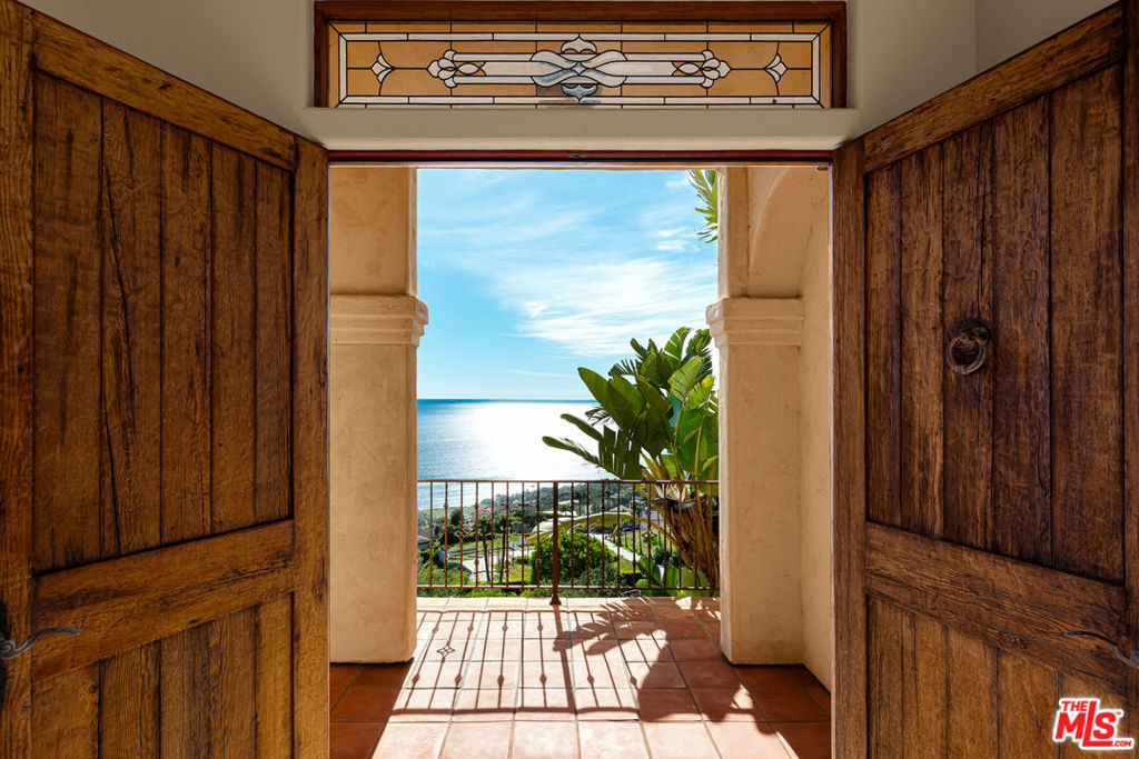 4240 Avenida De La Encinal