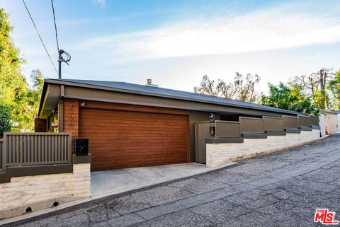 Photo of 8796 Hollywood Boulevard, Los Angeles, CA 90069 (MLS # 25608803)