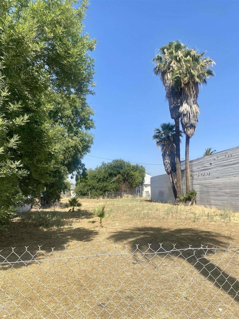 Commercial vacant land for sale in Downtown San Bernardino. This specious 7,924 square foot lot size comes with utilities. Three-minute walk away from Bryce park. Close to the 215 Freeway providing easy access to various parts of the city. Don't miss out on this great opportunity to built a retail store, office building, restaurant or a cafe! Motivated seller!