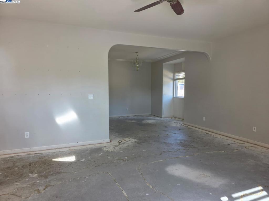 MONTGOMERY ESTAT - Residential