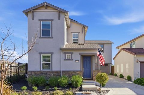 Photo of 1325 Hernandez Way, Gilroy, CA 95020 (MLS # ML82042978)