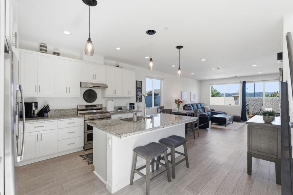 1325 Hernandez Way