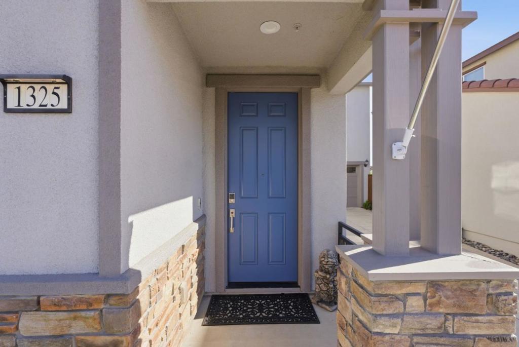 1325 Hernandez Way