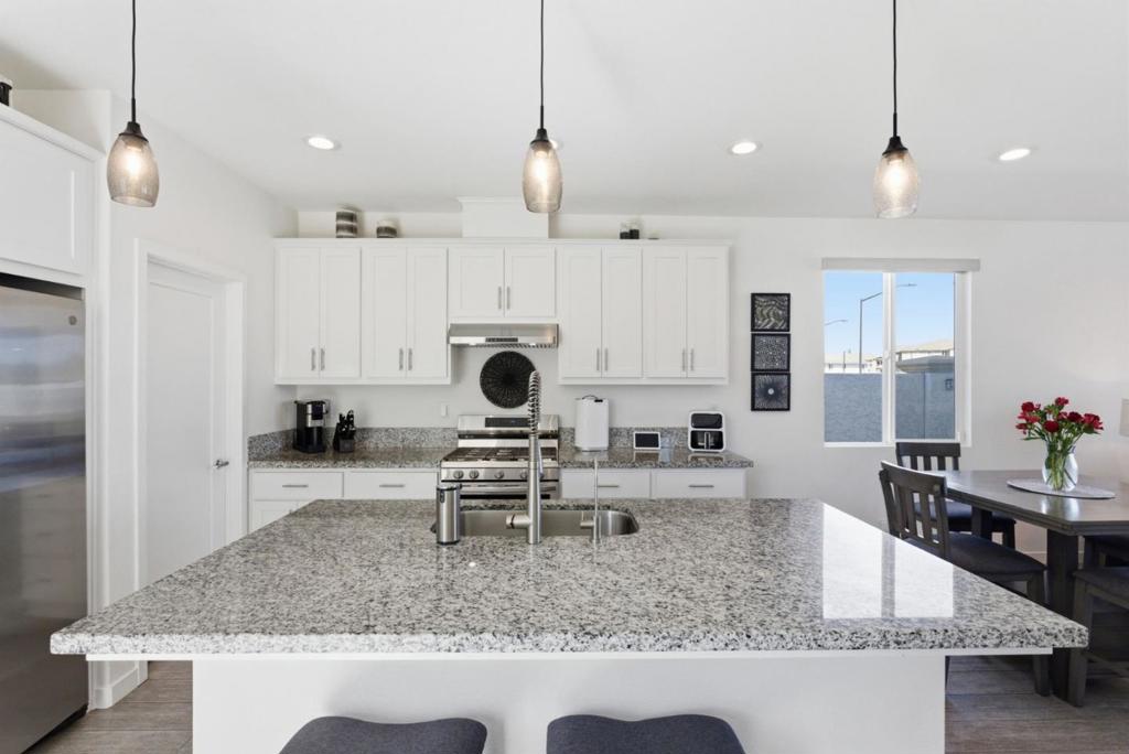 1325 Hernandez Way