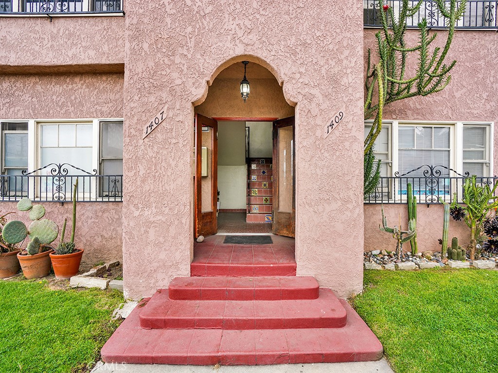 1407 Obispo Avenue