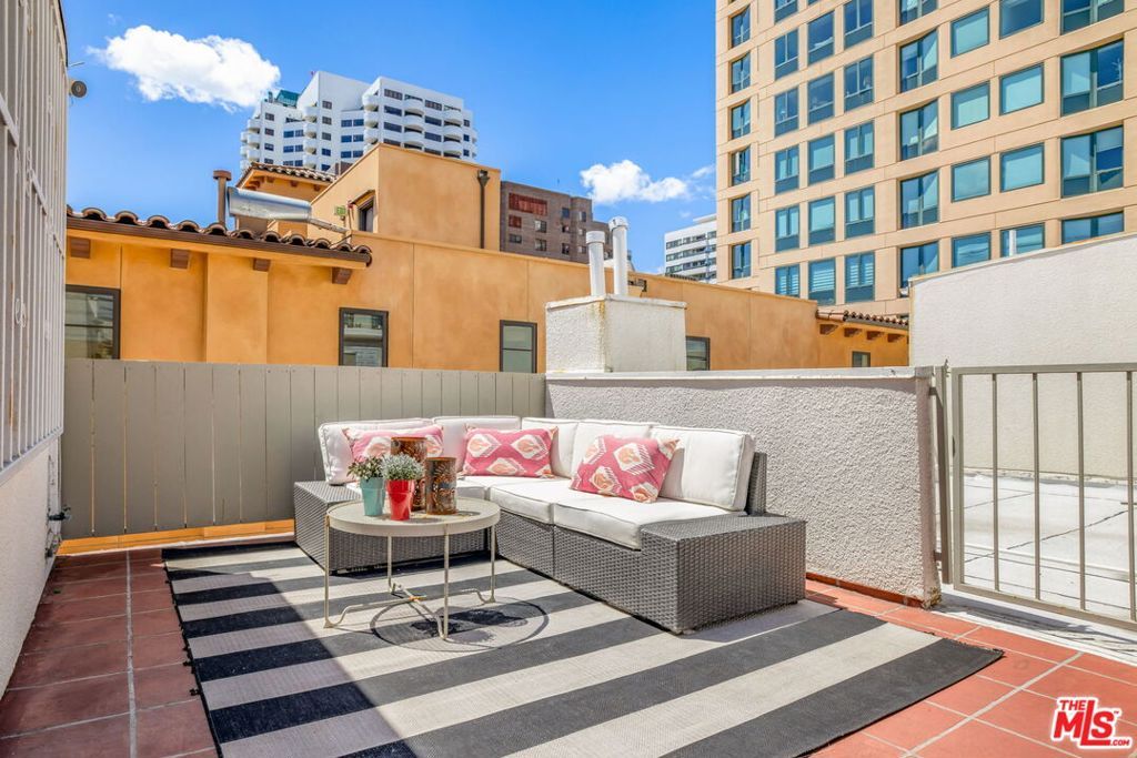 Photo of 10511 Ashton Avenue #305, Los Angeles, CA 90024 (MLS # 26722629)