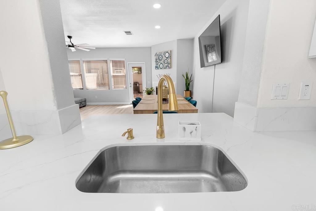 6233 Avenida De Las Vistas 4