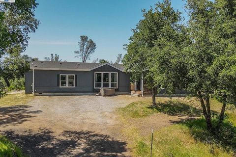 Photo of 21679 Squaw Grass Trail Trl, Redding, CA 96003 (MLS # 41112375)